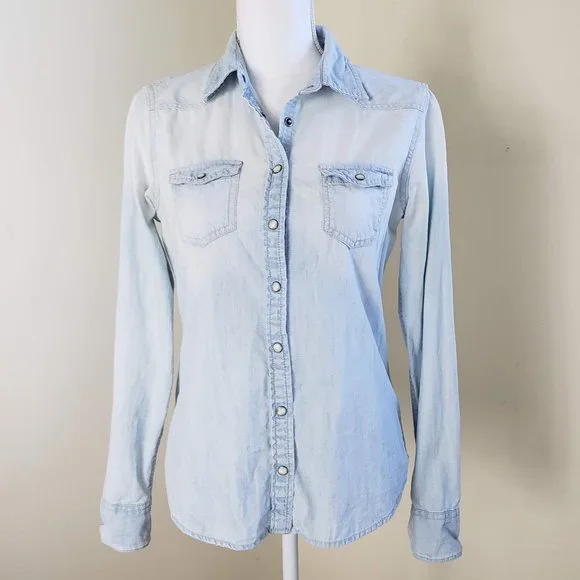 American Eagle Outfitters Tops American Eagle Outfitters Snap